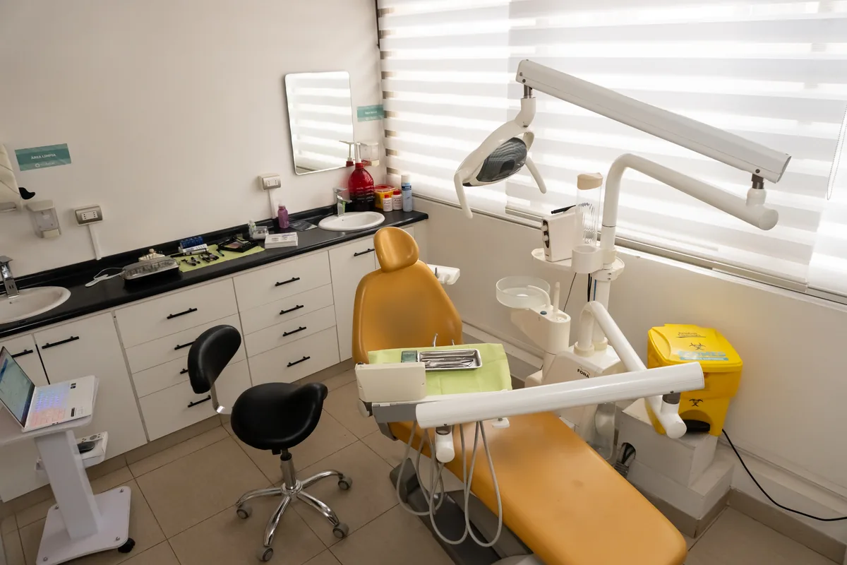 Box de atención de Clínica Dental Biototal en Talcahuano, donde se realizan tratamientos de odontología general