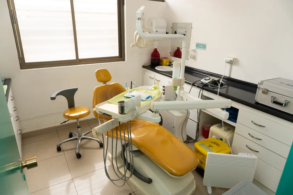Box de atención de Clínica Dental Biototal en Talcahuano, donde se realizan tratamientos de estética dental